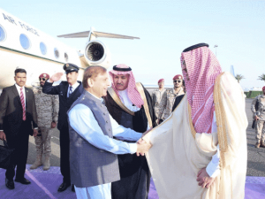 وزیرِ اعظم شہباز شریف تین روزہ دورہ پر سعودی عرب پہنچ گئے
