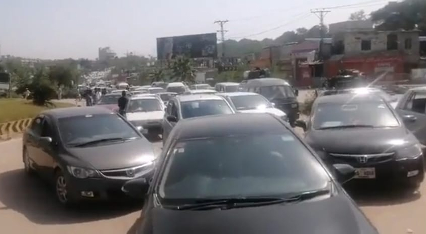 سیاحوں کے مری داخلے پر پابندی، گاڑیوں کی لمبی قطار یں