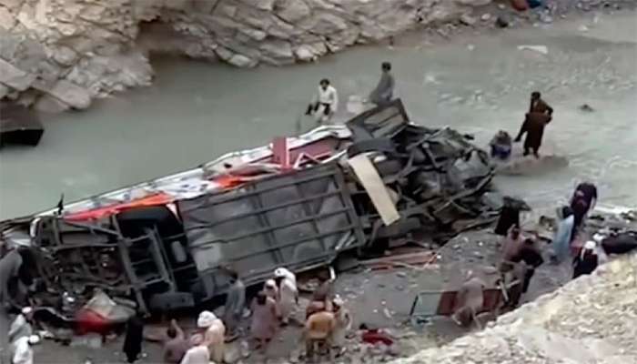 دیامر،سیاحوں کی بس کھائی میں گر گئی، 12 افراد جاں بحق