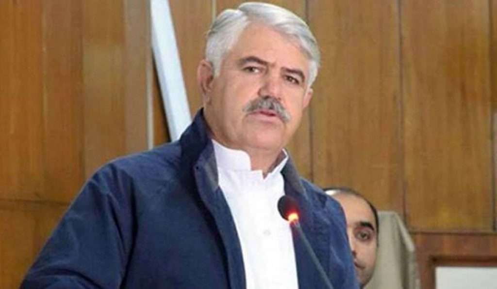 پی ٹی آئی نے سابق وزيراعلیٰ کے پی محمود خان کو پارٹی سے نکال ديا