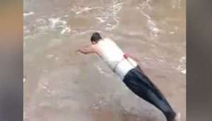 بہادر پولیس کانسٹیبل نے طغیانی میں پھنسے دو بچوں کو بچالیا