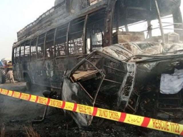 حافظ آباد، ٹریفک حادثے کی شکار بس میں آتشزدگی سے 18 مسافر جاں بحق