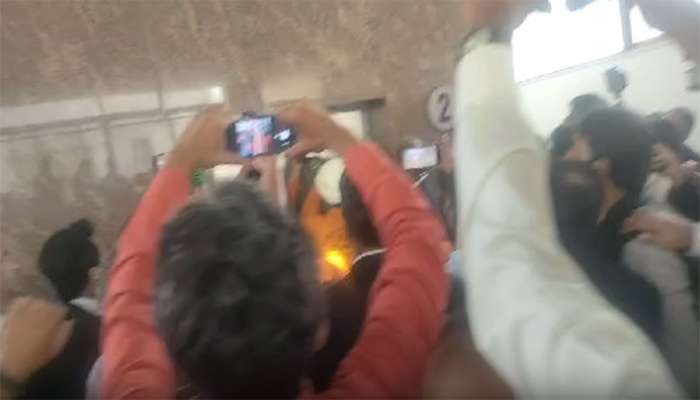 لفٹ میں پھنسے لطیف کھوسہ کو آدھے گھنٹے بعد باہر نکال لیا گیا