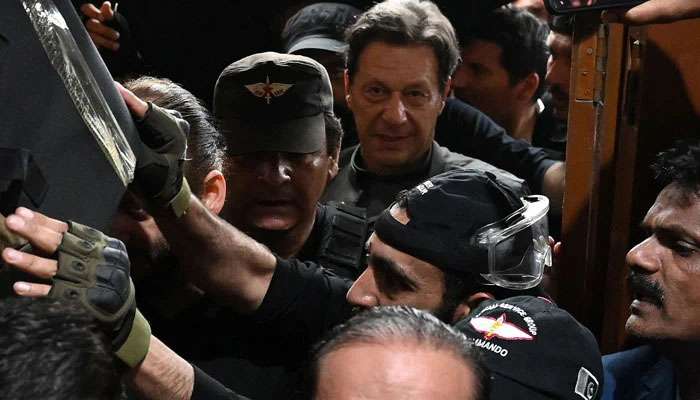 الیکشن کمیشن نے عمران خان کو 5 سال کیلئے نا اہل قرار دے دیا