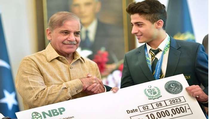 وزیراعظم نے حمزہ خان کو ایک کروڑ روپے کا انعام دے دیا