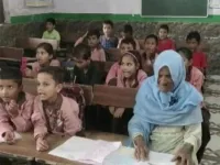 پوتے پوتیاں پیسوں میں ڈنڈی مارتے ہیں،دادی حساب سیکھنے اسکول پہنچ گئیں