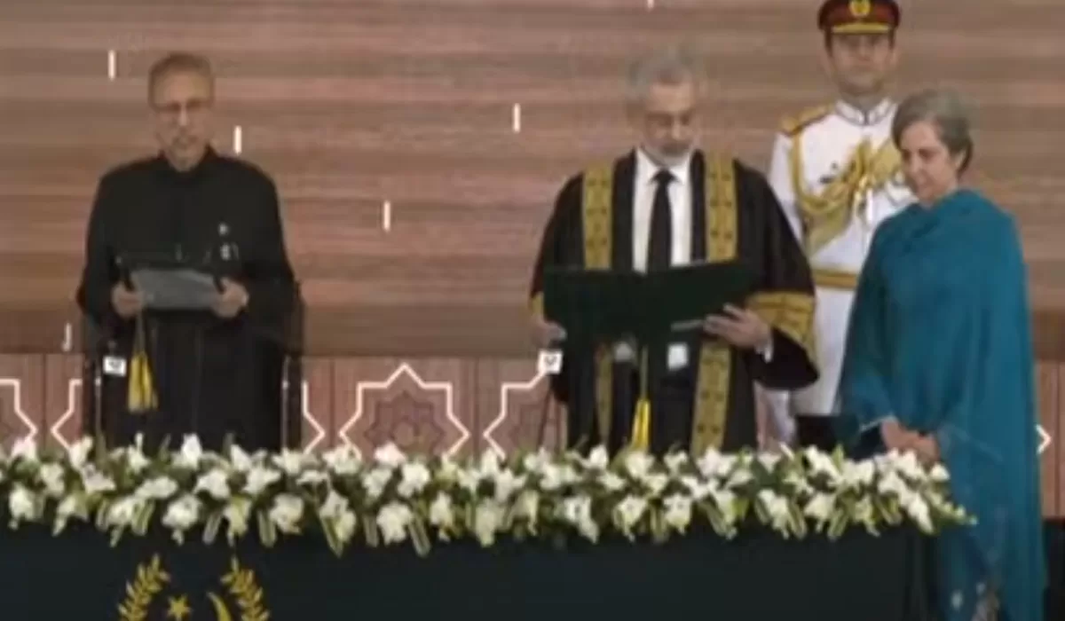 جسٹس قاضی فائز عیسیٰ نے 29 ویں چیف جسٹس کے عہدے کا حلف اٹھا لیا