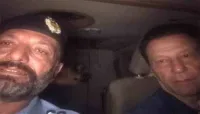 چیئر مین پی ٹی آئی کی پولیس آفسر کیساتھ تصویر سامنے آگئی