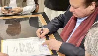 نوازشریف کی ایئر پورٹ پہنچتے ہی قانونی ٹیم سے مشاورت