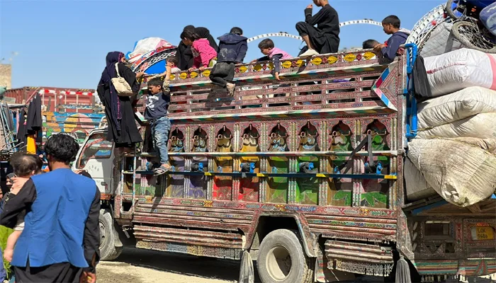 پاکستان میں غیر قانونی مقیم افغان باشندوں کا انخلا شروع