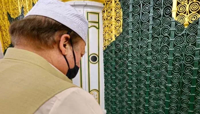 نوازشریف مدینہ منورہ پہنچ گئے، روضہ رسولؐ پر حاضری