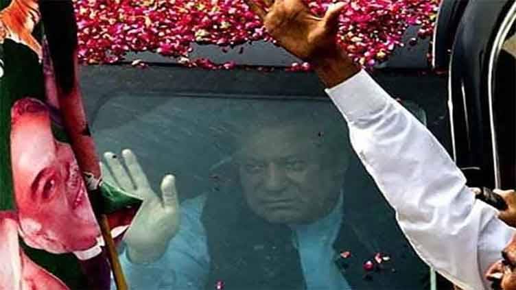 nawaz sharif arrives at murree residence amid cheers by pml n workers 1698076458 6588