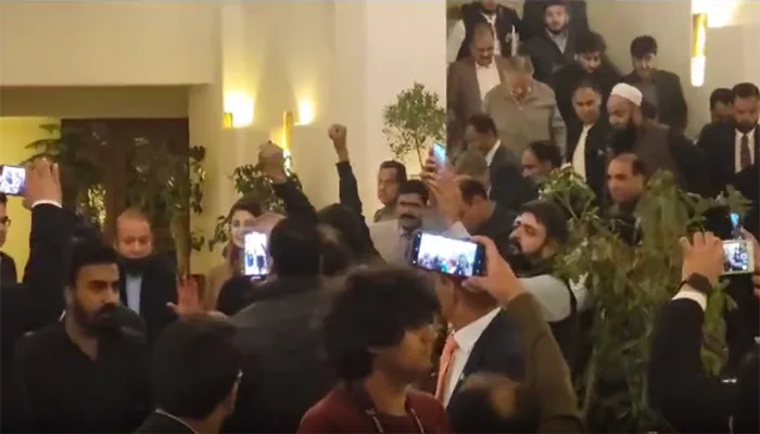 سیاسی منظرنامے میں بڑی ہلچل ،نواز شریف نے بڑی چال چل دی