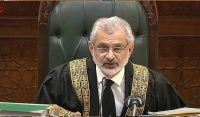 بڑی عجیب بات ہے کہ فیصلہ دینے والا جج ہی لارجر بنچ کی سربراہی کر رہا ہے،چیف جسٹس پاکستان