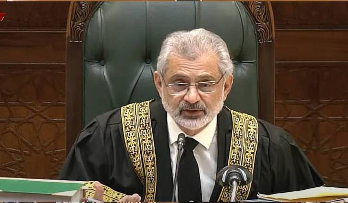 بڑی عجیب بات ہے کہ فیصلہ دینے والا جج ہی لارجر بنچ کی سربراہی کر رہا ہے،چیف جسٹس پاکستان