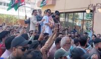 کاغذات نامزدگی جمع کرانے کیلئے اُمیدوار گدھا گاڑی پر پہنچ گیا