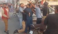 پی ٹی آئی کارکنوں اور پولیس کے درمیان جھڑپیں 10 افراد زیر حراست