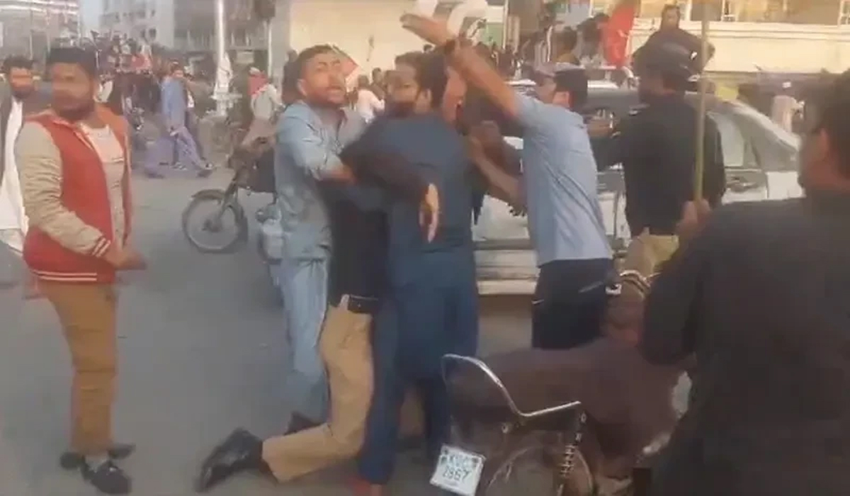 پی ٹی آئی کارکنوں اور پولیس کے درمیان جھڑپیں 10 افراد زیر حراست