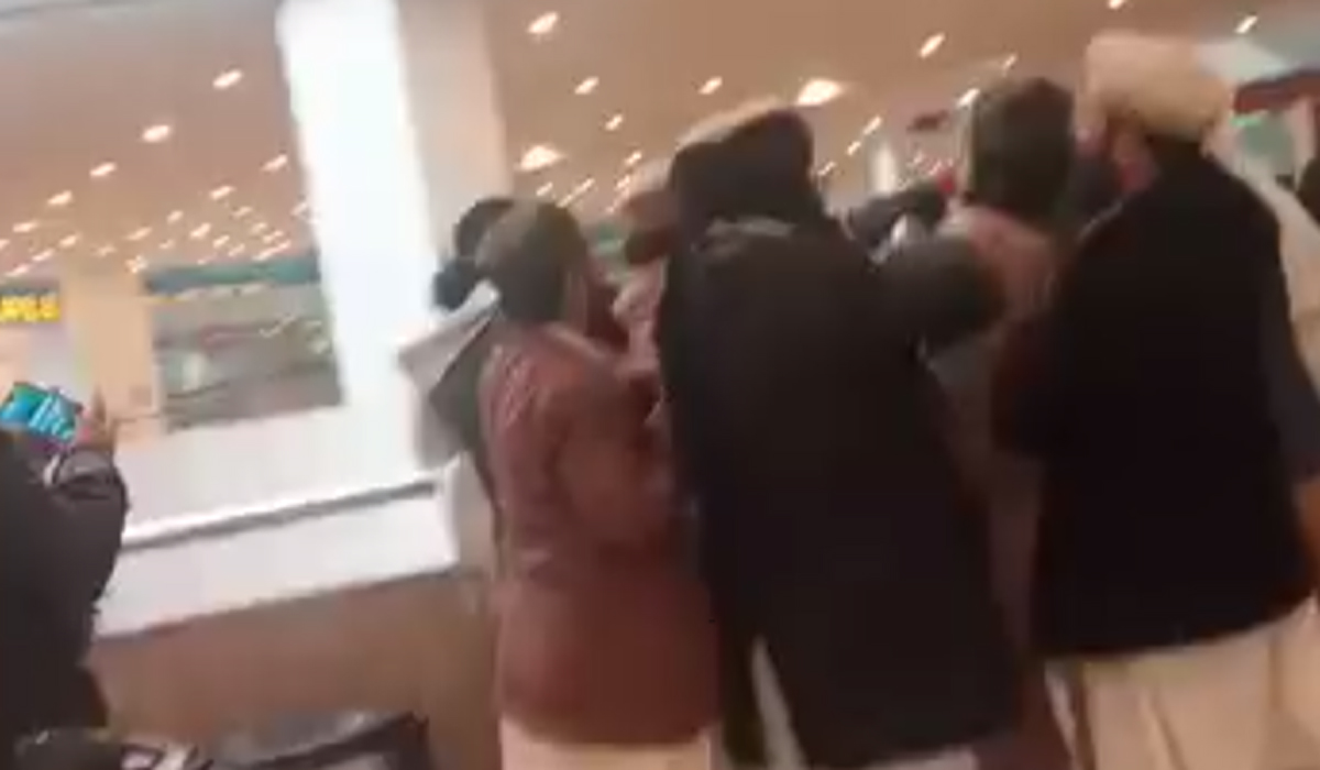 جے یو آئی کارکنان کا پی ٹی آئی کارکن پر تشدد