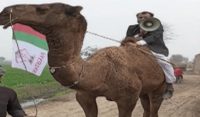 ایم کیو ایم کے اُمیدوار کا انتخابی مہم چلانے کا منفرد انداز