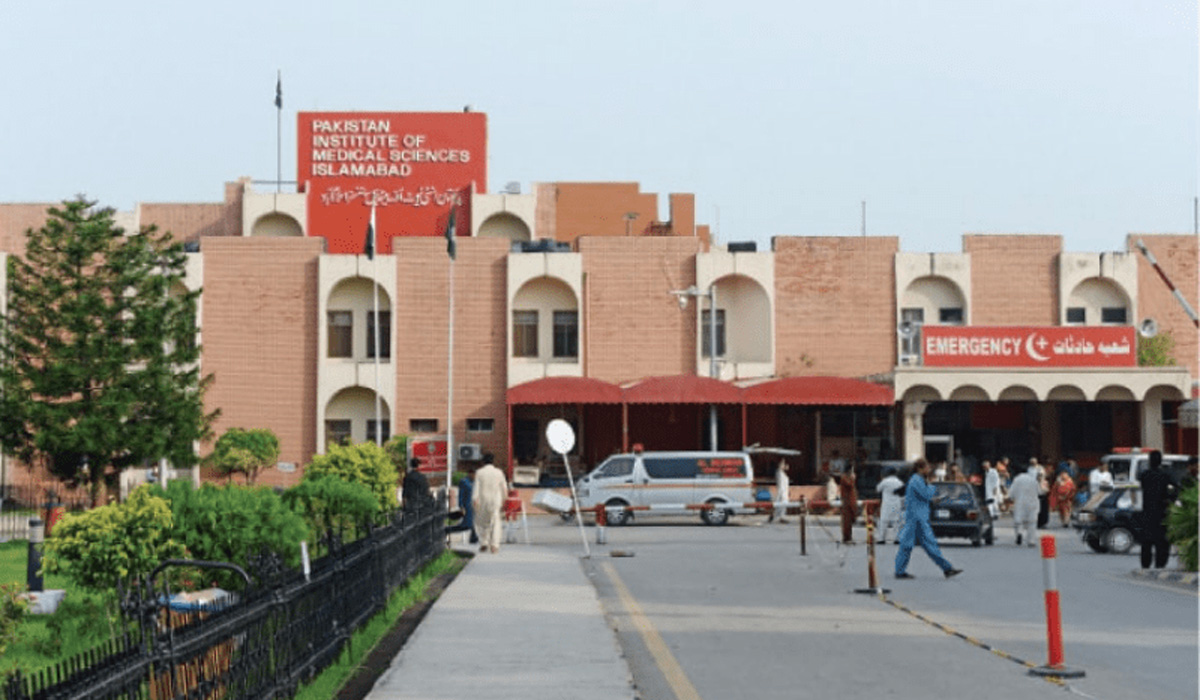 پمز ہسپتال کی لیڈی ڈاکٹر نوجوان کو لے کر فرار