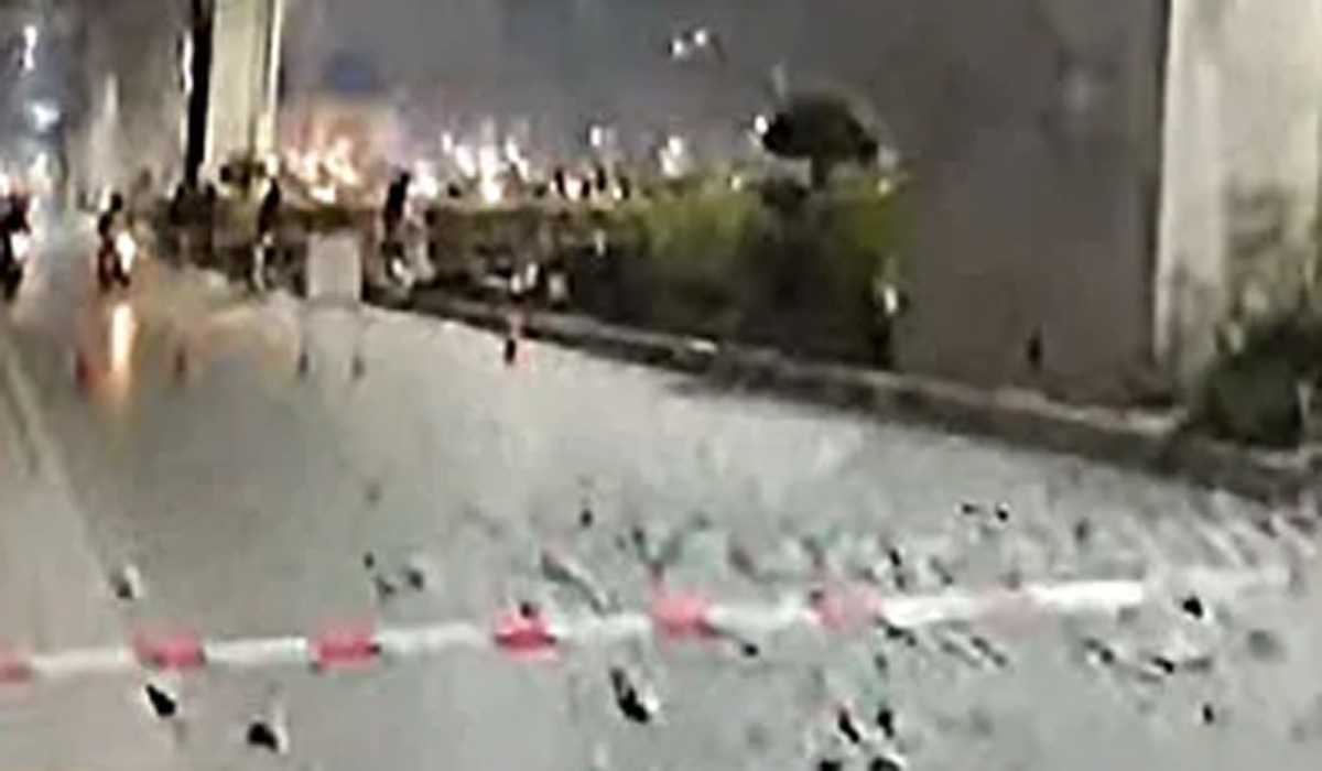 راولپنڈی: میٹرو بس ٹریک میں شگاف، بڑے پتھر زمین پر آ گرے
