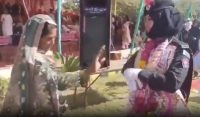 بیٹی کی پولیس میں بھرتی پر بوڑھی ماں کی خوشی میں ڈالی جمر