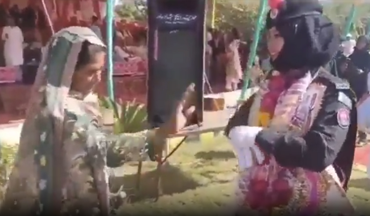بیٹی کی پولیس میں بھرتی پر بوڑھی ماں کی خوشی میں ڈالی جمر