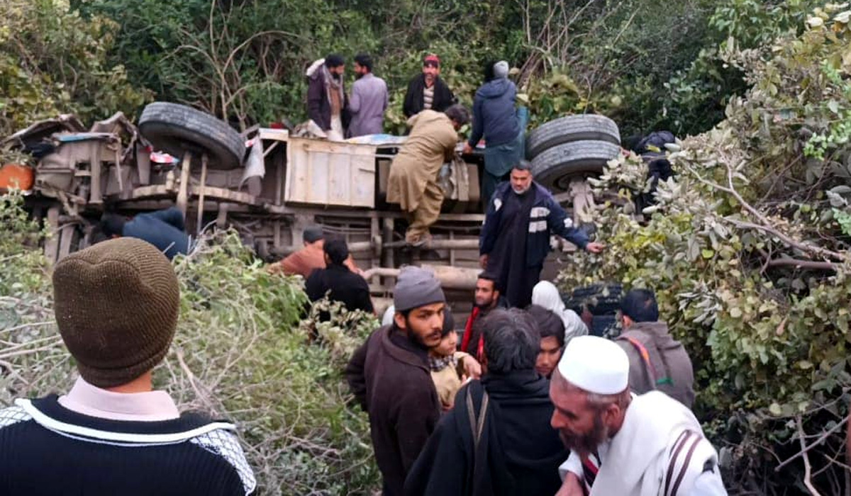 خان پور ،مسافر بس کھائی میں گرنے سے 10 افراد جاں بحق، 20 زخمی