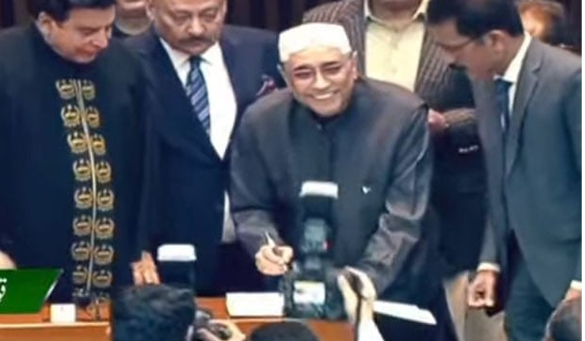 قومی اسمبلی کے افتتاحی اجلاس میں نومنتخب اراکین نے حلف اٹھا لیا