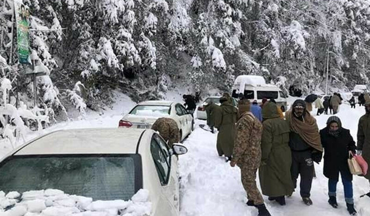 برفباری ،مری میں پھنسے سیاحوں کو نکالنے کیلئے پاک فوج کا ریسکیو آپریشن