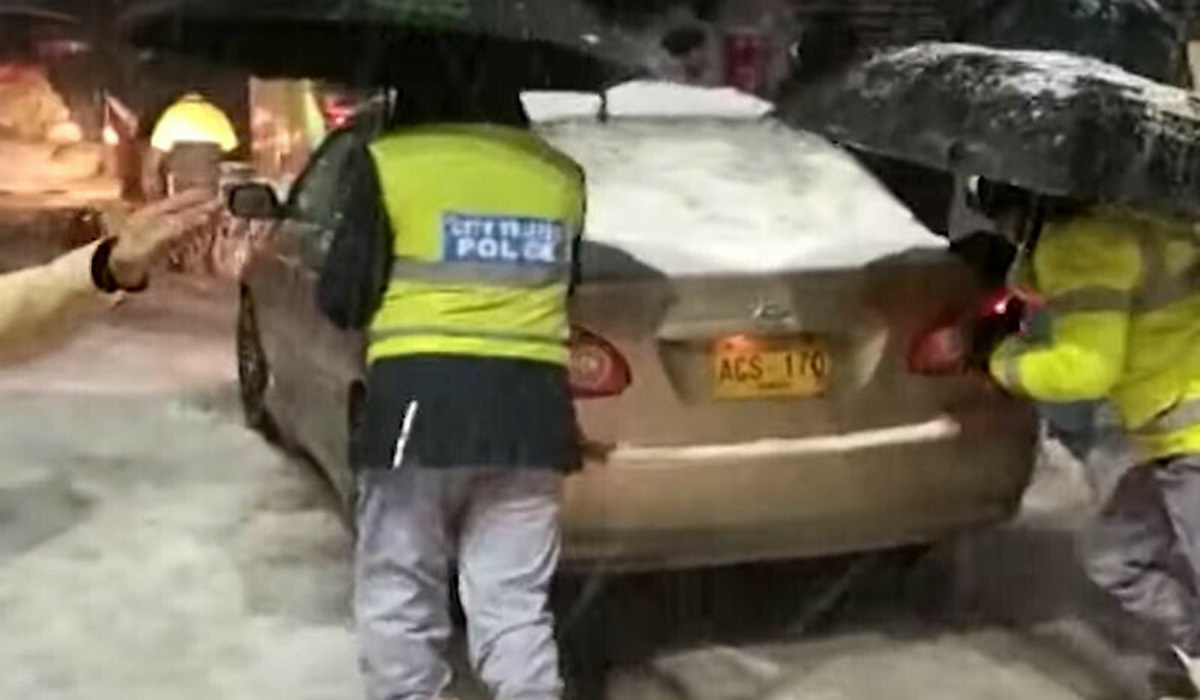 مری میںبرفباری سے بند روڈ ٹریفک کیلئے کھول دی گئی