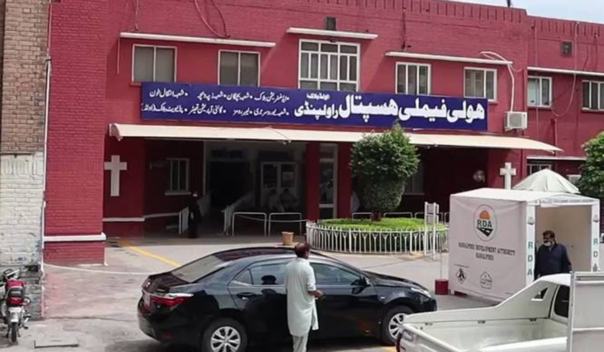 ہولی فیملی ہسپتال کے دو مسیحا لڑ پڑے۔ایک کا سر پھٹ گیا 