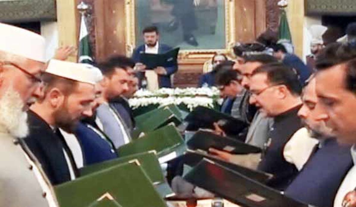 کے پی کابینہ کے وزرا کو قلمدان سونپ دیئے گئے