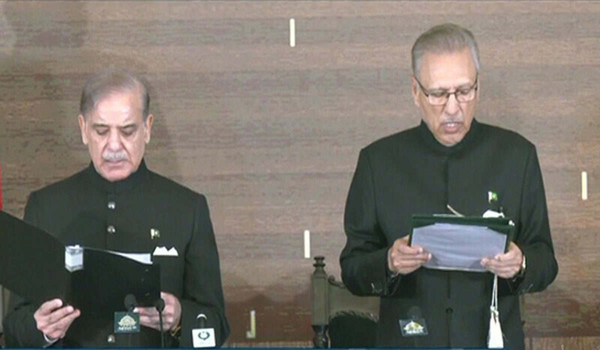وزیرِ اعظم نواز شریف نے دوسری مرتبہ وزارتِ عظمیٰ کا حلف اٹھا لیا