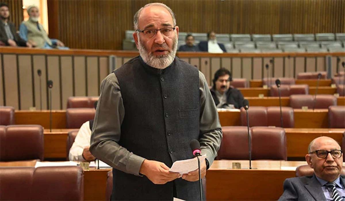 پولیس کی سابق سینیٹر مشتاق احمد خان کو گرفتار کرنے کی کوشش، ذرائع