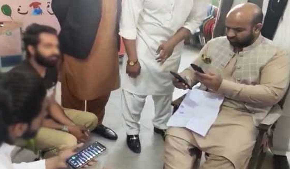 گورنمنٹ گریجویٹ کالج سبزہ زار میں نقل کرواتے عملہ رنگے ہاتھوں پکڑا گیا