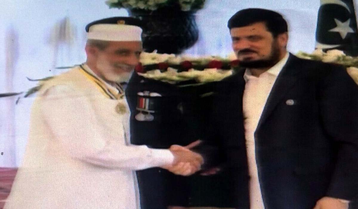 قیدی نمبر 804 کی پشاور چپل بنانے والے چاچا کو صدارتی ایوارڈ مل گیا