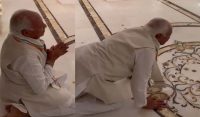 بھارت،مسلمان گورنر کا مندر میں ہندو دیوتا کو سجدہ، ویڈیو وائرل