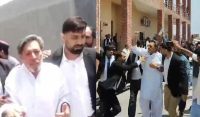 پی ٹی آئی وکلاء کا عدالت میں خاور مانیکا پر حملہ، تھپڑ وں کی بارش، ویڈیو وائرل