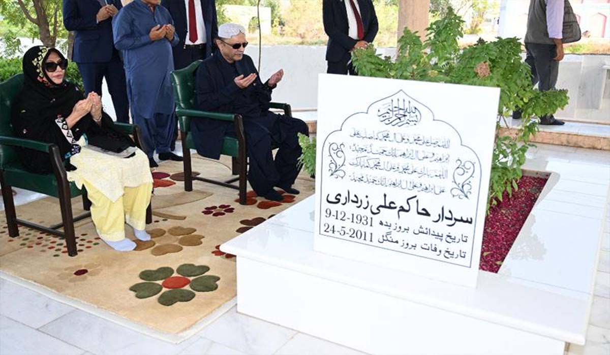 صدر مملکت کی آبائی قبرستان میں والدین کی قبروں پر حاضری