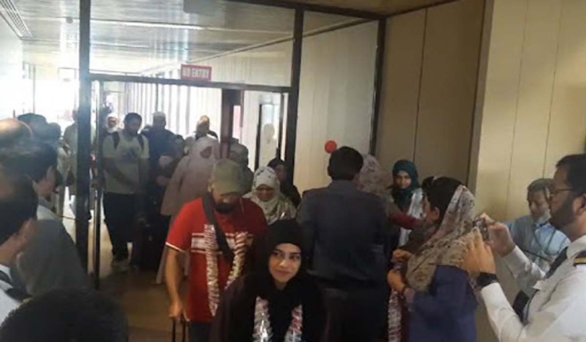 پی آئی اے کی پرواز 160 حجاج کو لے کرکراچی پہنچ گئی
