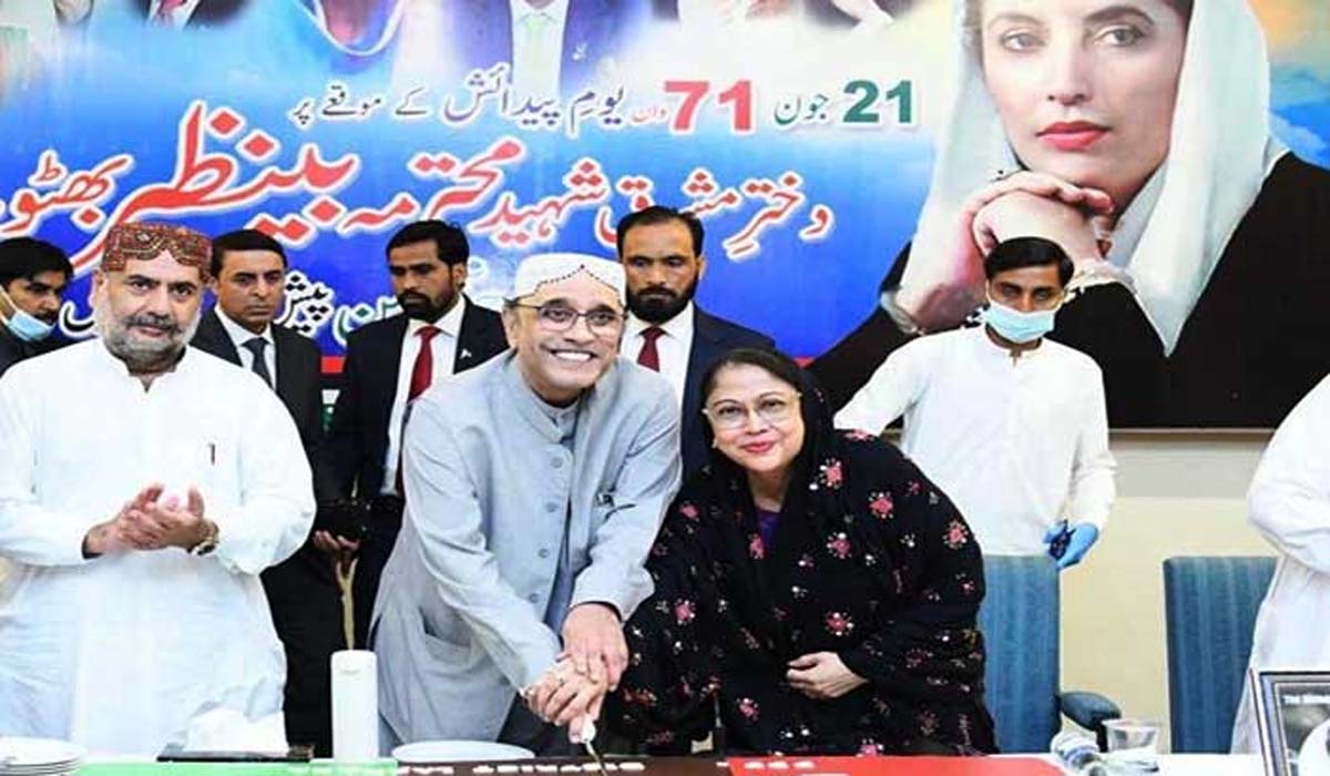 صدر مملکت آصف زرداری نے بےنظیر بھٹو کی 71ویں سالگرہ کا کیک کاٹا