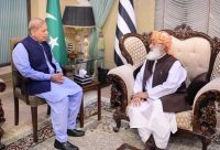 مولانا فضل الرحمٰن کو منانےوزیرِ اعظم ان کے گھر پہنچ گئے
