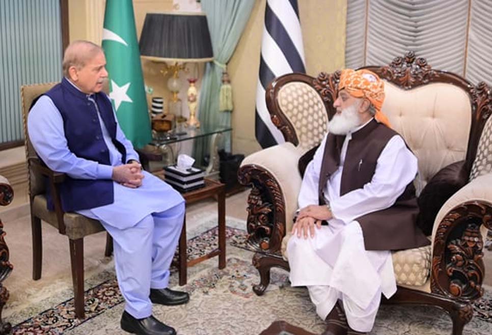 مولانا فضل الرحمٰن کو منانےوزیرِ اعظم ان کے گھر پہنچ گئے