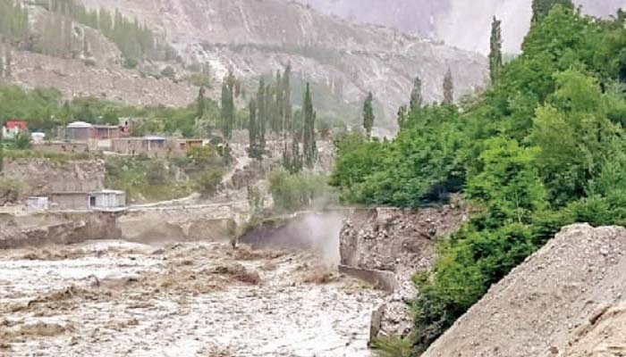 اسکردو: گلیشیئر پگھلنے سے برگے نالے میں طغیانی، آبادی متاثر