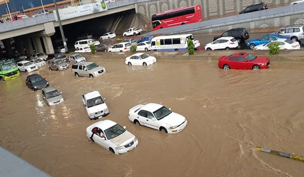 مدینہ میں شدید بارش،جبلِ احد سے آنیوالے ریلے سے گاڑیاں بہہ گئیں