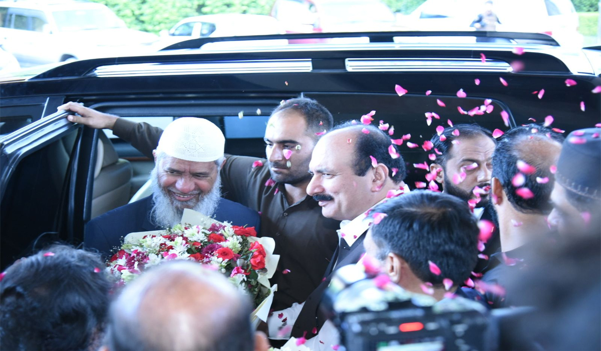 ممتاز مذہبی اسکالر ڈاکٹر ذاکر نائیک پاکستان پہنچ گئے