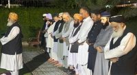 مولانا فضل الرحمان کی اقتداء میں پی ٹی آئی رہنماؤں نے نماز مغرب ادا کی