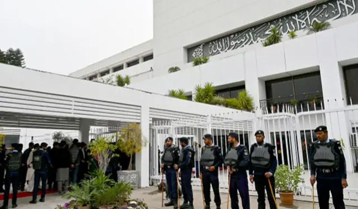 قومی اسمبلی اور سینیٹ کے اجلاس کل ساڑھے 12 بجے تک ملتوی
